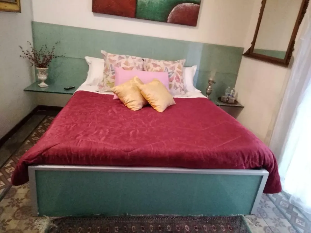 Bed and Breakfast House Vintage Aeroporto di Catania Fontana Rossa 0*,  Italia
